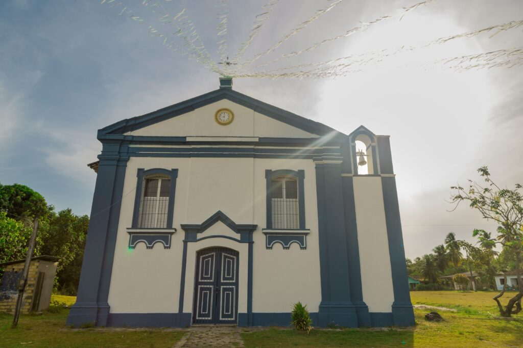 Igreja com fachada azul e branca, Marajó