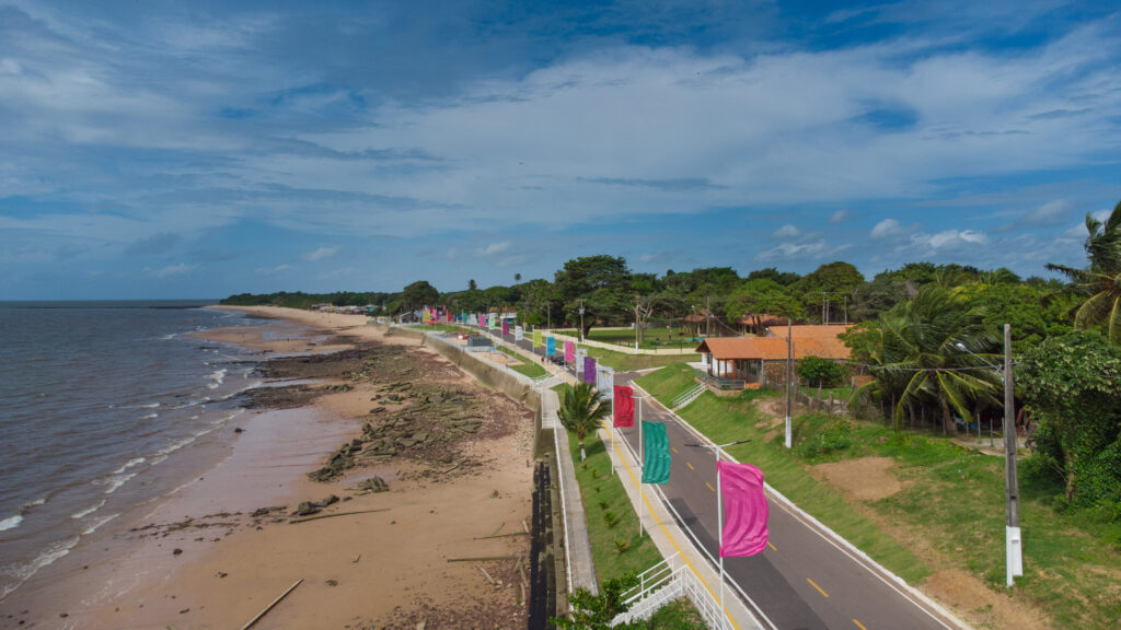 Ilha e reflexo dourado no horizonte, Marajó